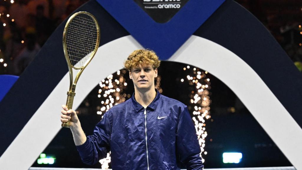 Sinner posa con su raqueta de 250.000 euros.