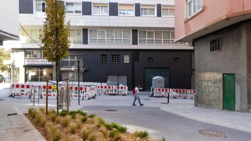 La calle Manuel Deschamps, en el barrio del Agra do Orzán, en A Coruña, abre al tráfico esta semana