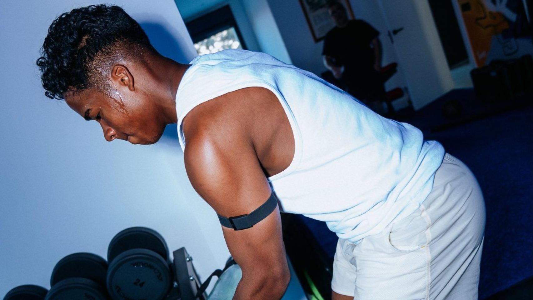 Endrick entrena en su gimnasio.