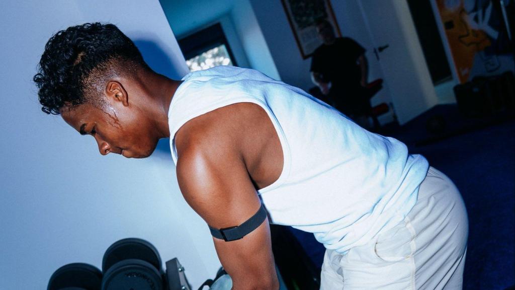 Endrick entrena en su gimnasio.