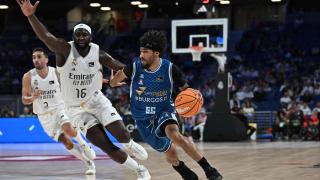 Garuba defiende una acción frente a Jhivvan Jackson.