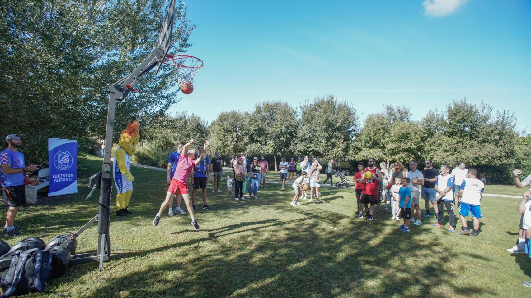 Las buenas temperaturas permiten celebrar una jornada con deporte y otras actividades en La Marjal.