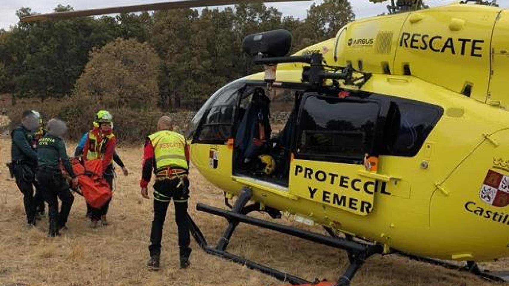 Momento del rescate del ciclista herido en Las Navas del Marqués, este domingo