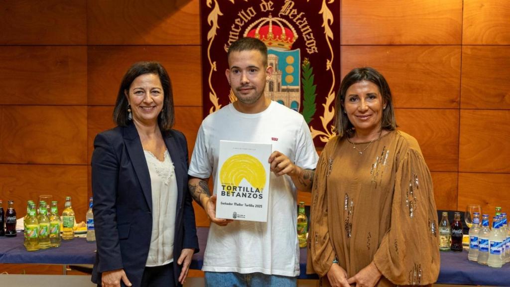 Pedro Miño del restaurante Adega Lastras gana el concurso de la tortilla de Betanzos (A Coruña)