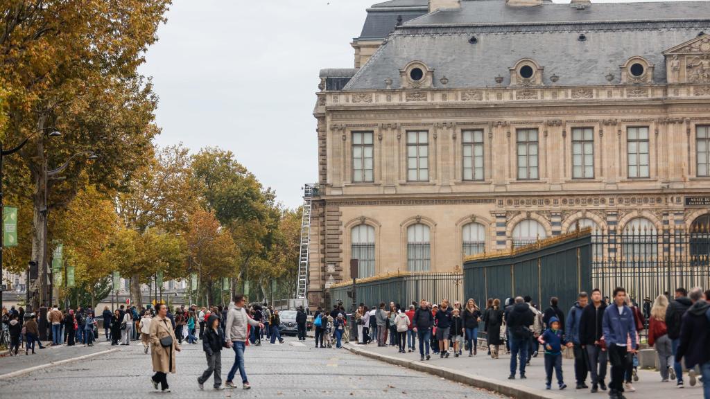 Los exteriores del Louvre, poco después de que se perpetrase el robo.