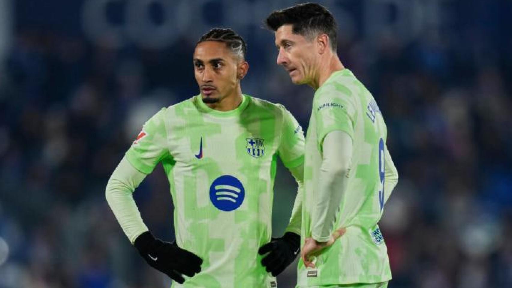 Raphinha y Lewandowski en un partido del Barça la temporada pasada.