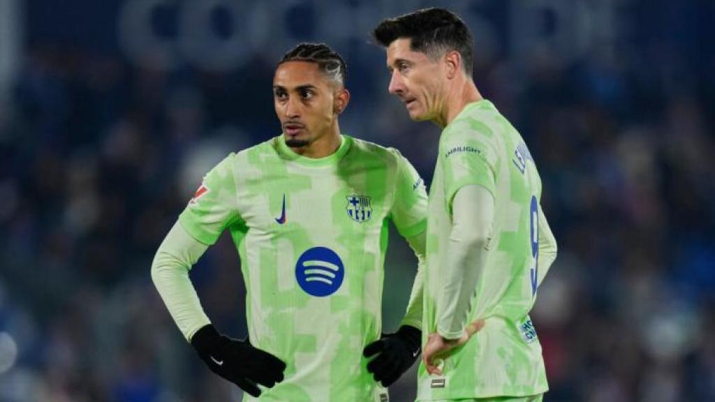 Raphinha y Lewandowski durante un partido del Barça la temporada pasada.