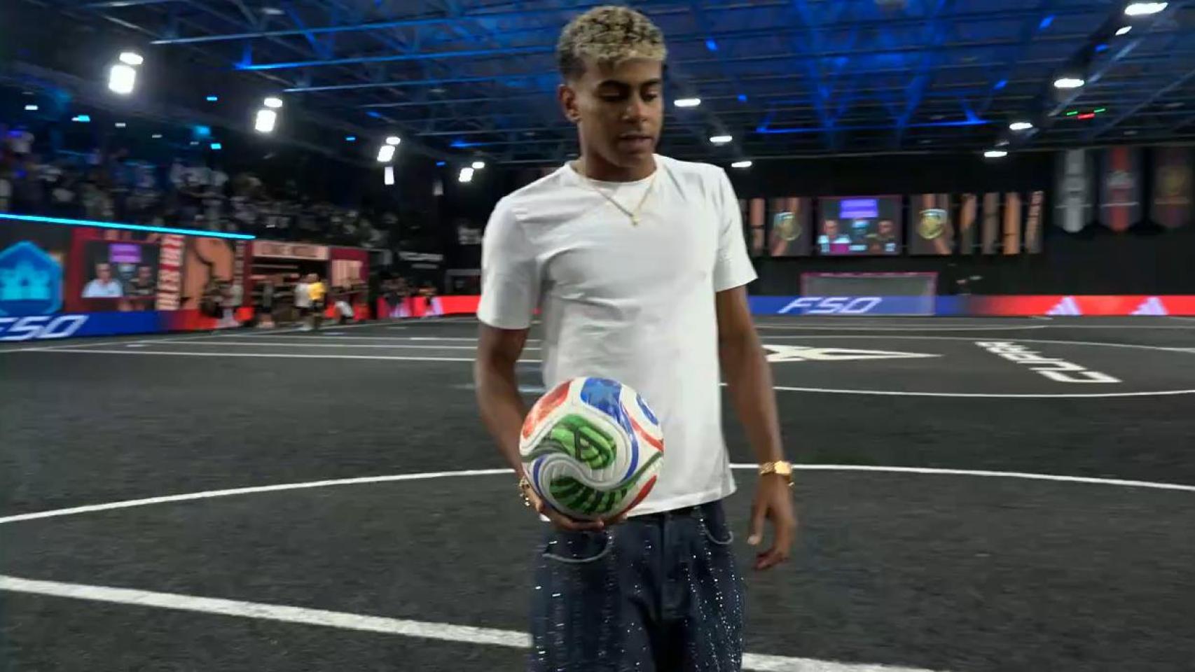 Lamine Yamal, antes de ejecutar el penalti presidente en la Kings League.