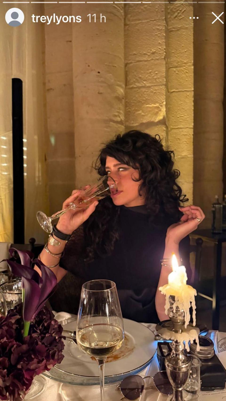 Una de las invitadas a la boda de Stella del Carmen, la hija de Antonio Banderas, en una imagen de las redes sociales.