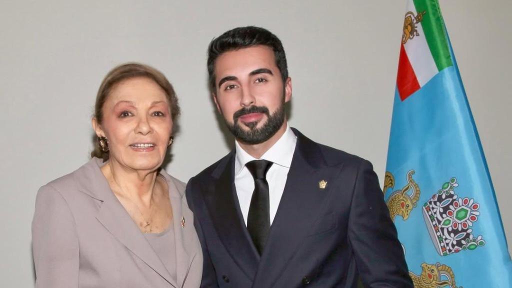 Ash Nouri, invitado a la boda de Stella del Carmen y Alex Gruszynski, con Farah Diba, en una imagen de su perfil de Instagram.