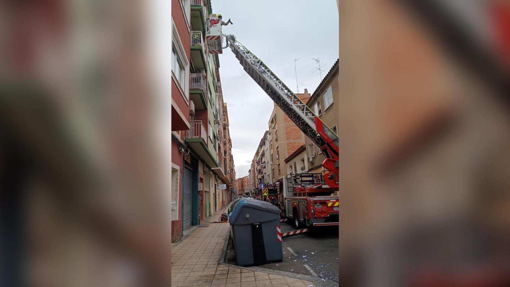 Actuación de los bomberos en la calle Borja de Zaragoza