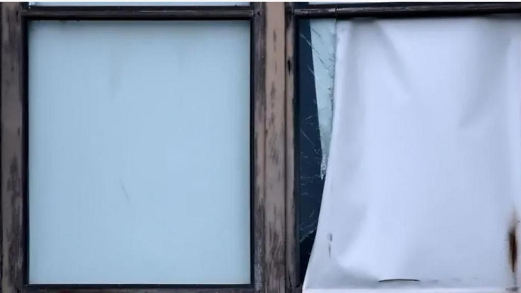 Imagen de la ventana rota por la que irrumpieron los ladrones.