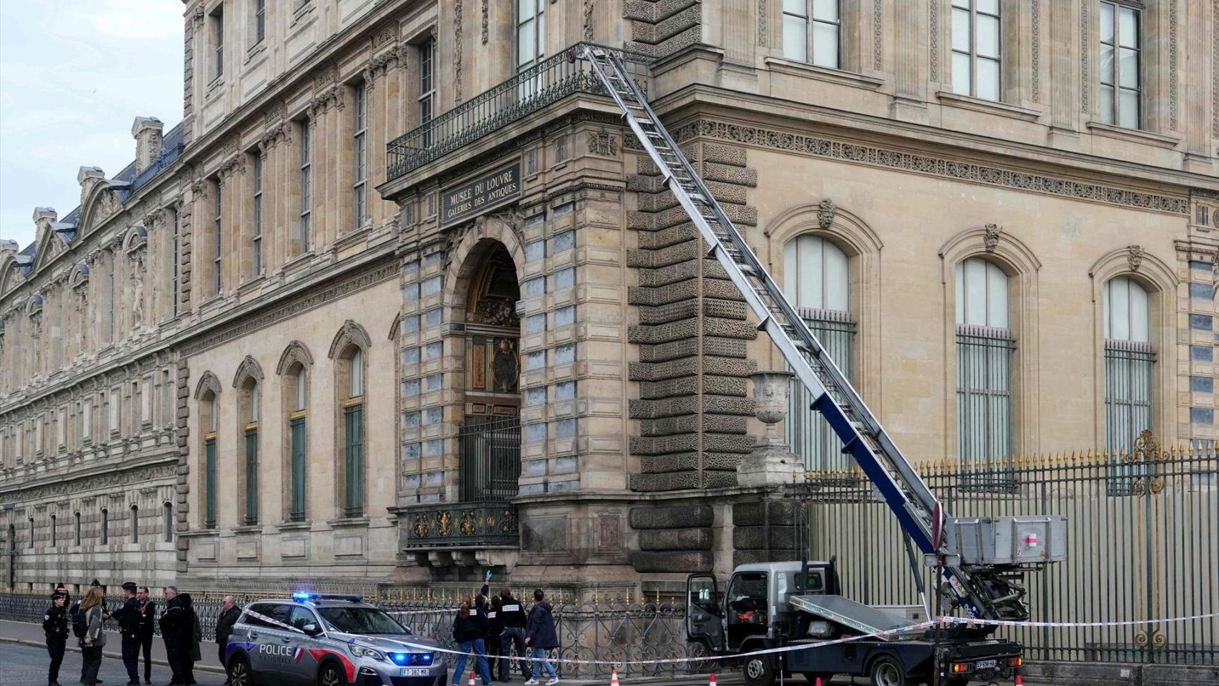 Agentes de policía se encuentran junto a un montacargas utilizado por los ladrones para entrar en el museo del Louvre.