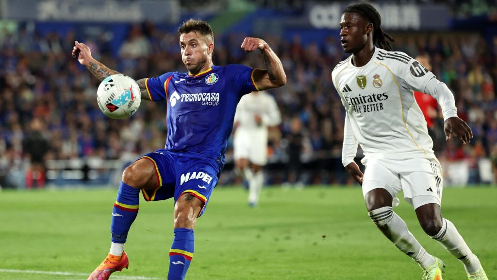 Kiko Femenía, presionado por Camavinga en el partido.