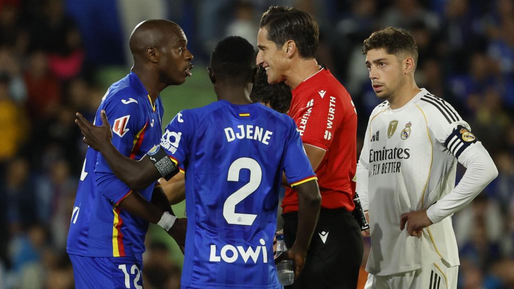 Munuera Montero explica a Nyom el motivo de su expulsión.