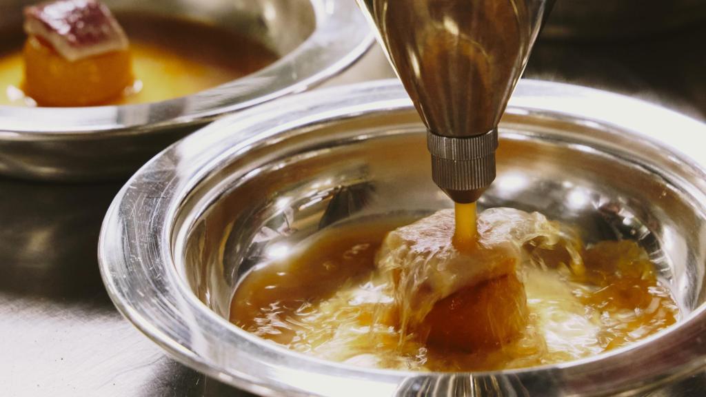 Caldo de cocido con nabo y anguila.