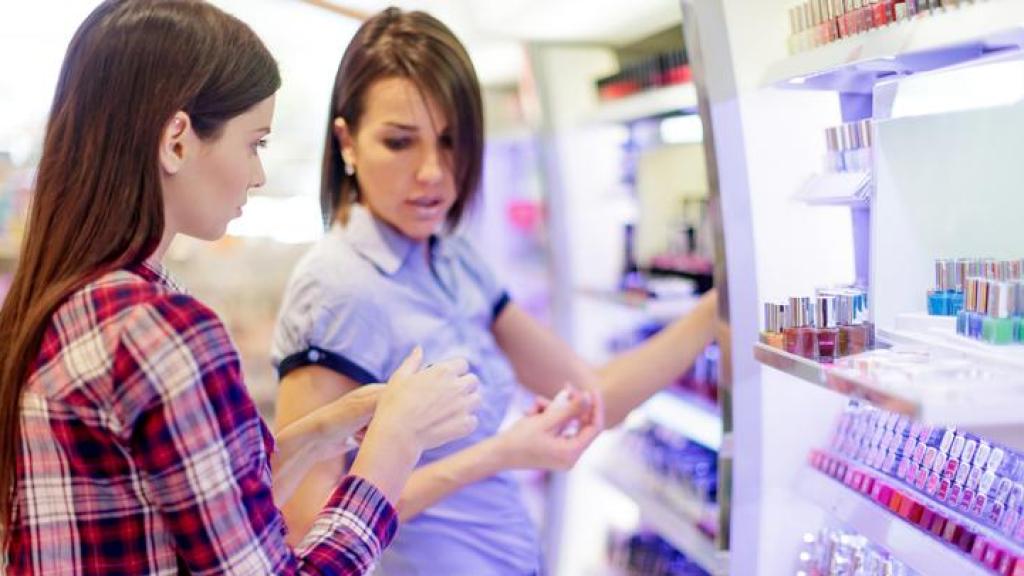 Una trabajadora de una tienda de belleza.