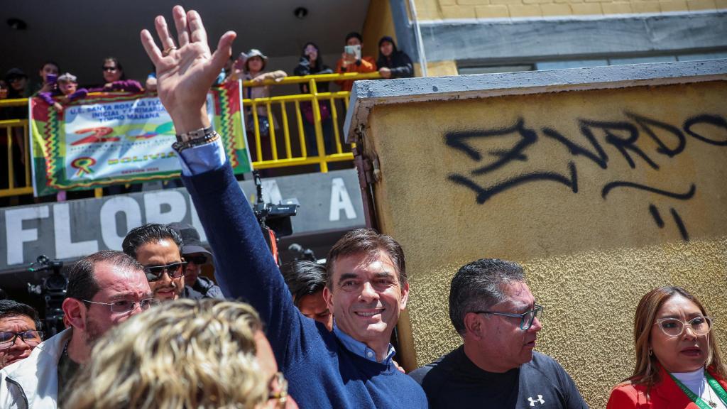 Rodrigo Paz, candidato del Partido Demócrata Cristiano (PDC), saluda tras salir de votar, en La Paz.