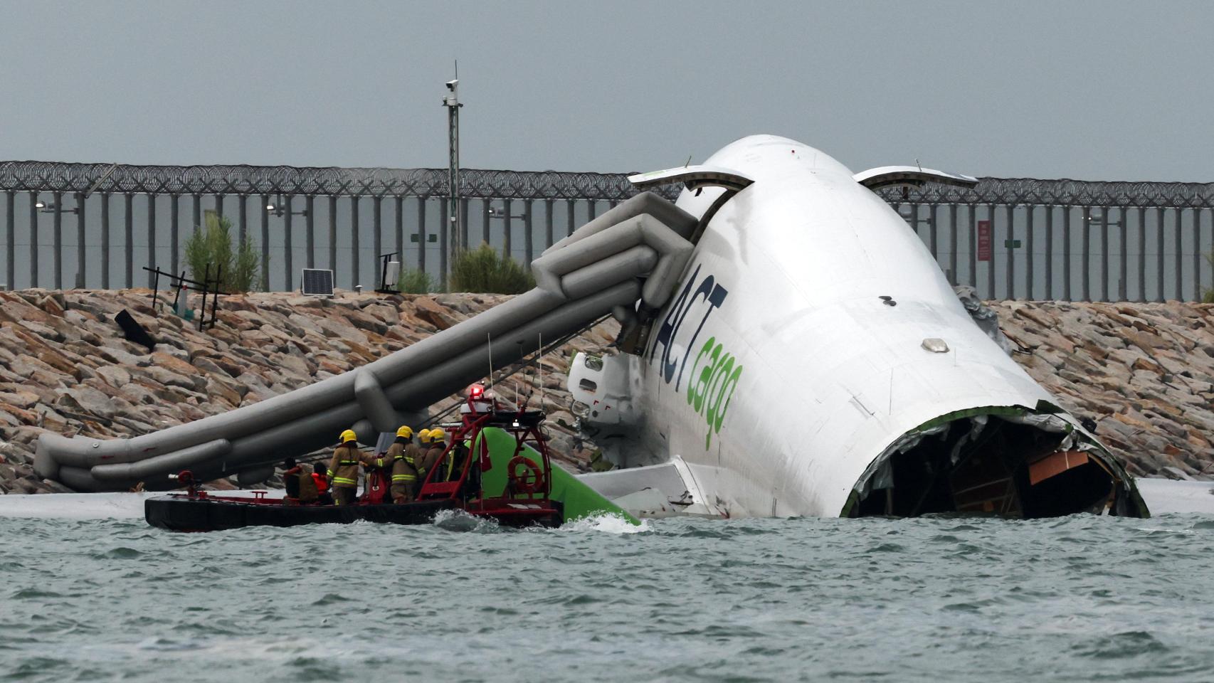 Los equipos de emergencia junto al avión accidentado.