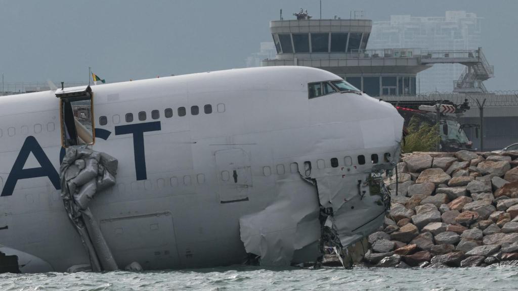 Otra imagen de cómo quedó el avión tras el accidente.