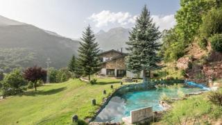 Mega mansión de lujo a la venta en este pueblo del Pirineo: 1.5 millones, manantial propio y a los pies de un Parque Natural