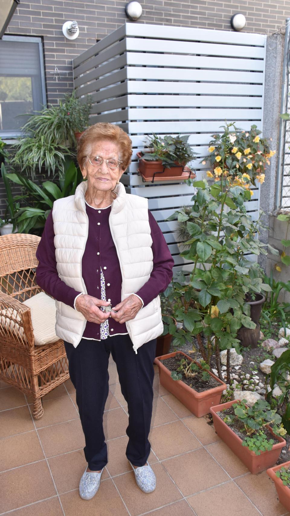 Lucina posa de pies para comprobar su buen estado de salud