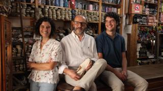 Marta Hernanz, junto a su hermano y su padre.