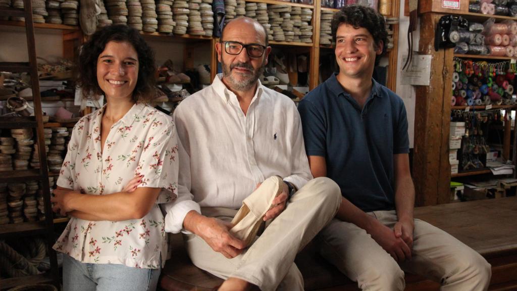 Marta Hernanz, junto a su hermano y su padre.