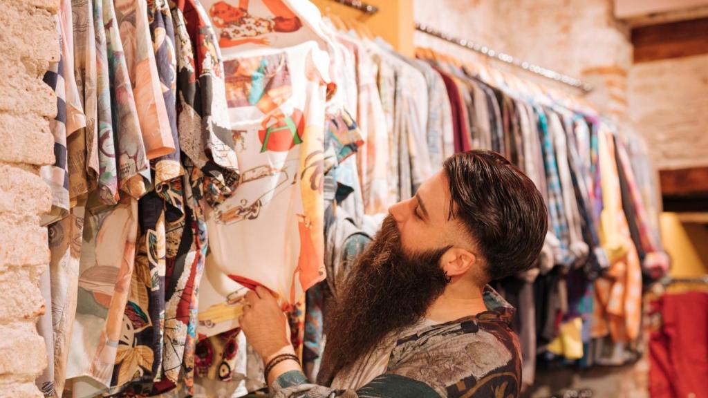 Un joven en un mercadillo vintage