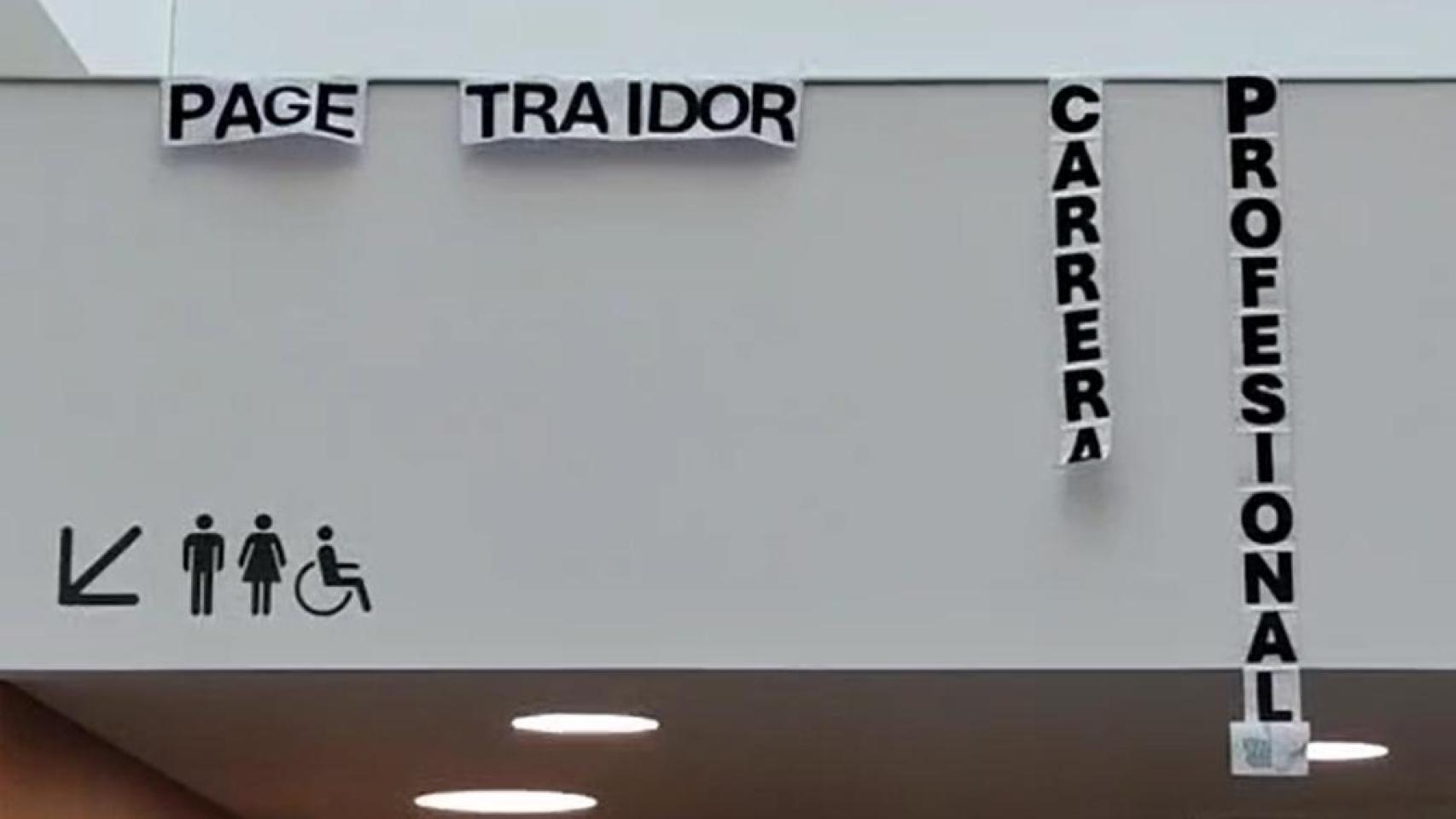 La pancarta colgada por USICAM en el hall del Hospital Universitario de Toledo.