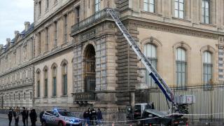 Agentes de policía junto a un montacargas utilizado por ladrones para entrar en el Museo del Louvre, en el Quai François Mitterrand. Según se informa, los ladrones robaron joyas de la colección de Napoleón antes de huir del lugar. Foto: Dimitar Dilkoff/AFP/dpa