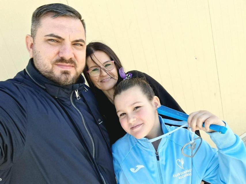 George, abraza a su hija, Alice María, junto a su esposa, Adina, tras ganar una medalla con el Club Gimnasia Rítmica de Alcarrás.
