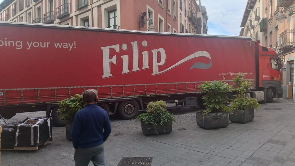 Tráiler atrapado al intentar girar a la calle Conde Ansúrez