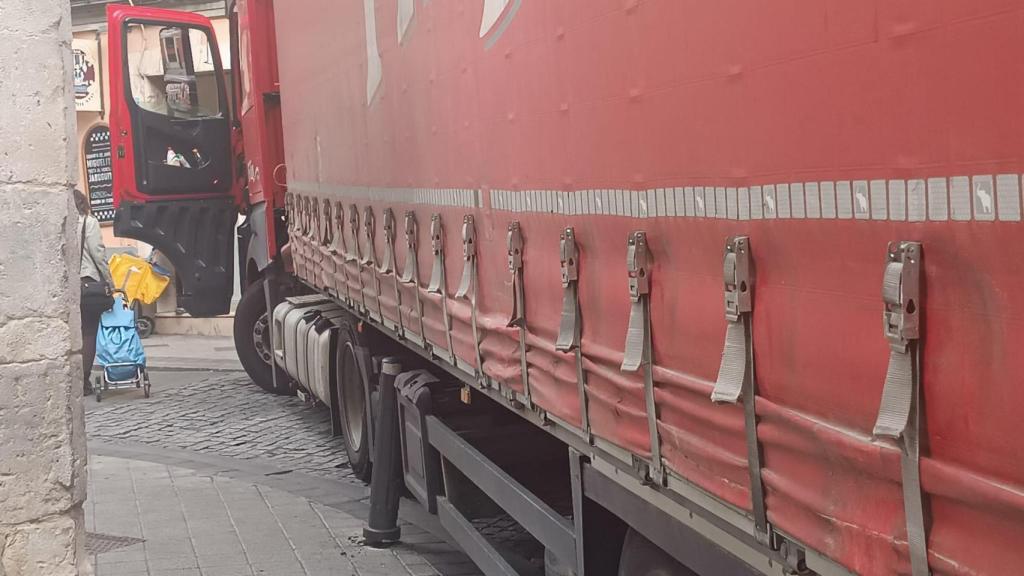 Bolardo con el que ha quedado atrapado