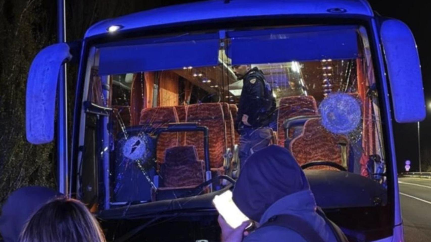 Así quedó el autobús del club italiano tras el ataque de los aficionados radicales