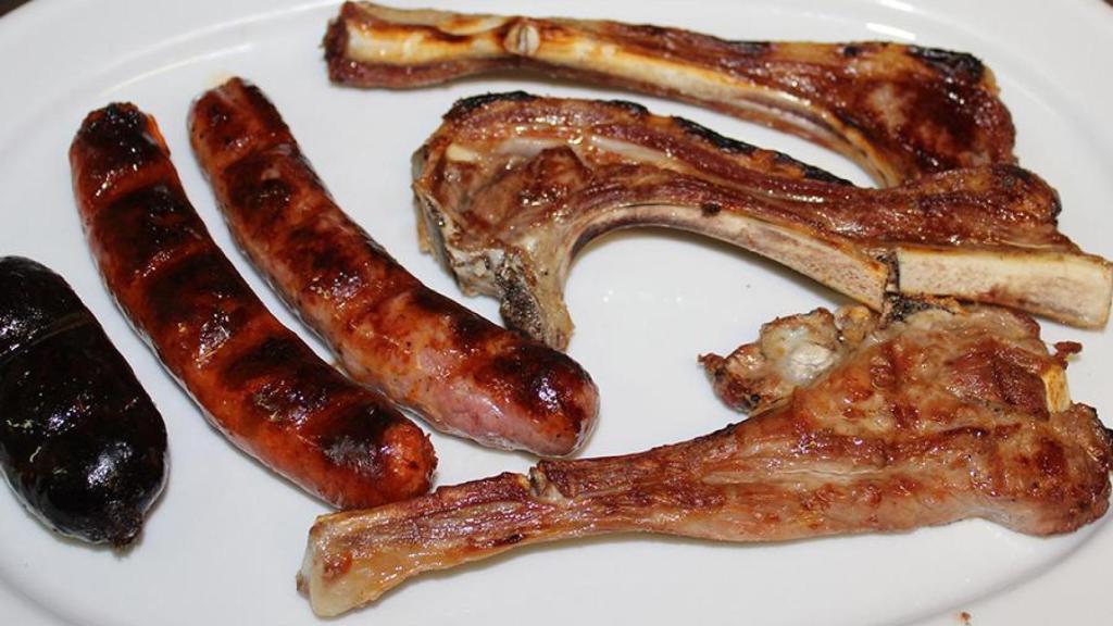 Chuletas de cordero y embutidos caseros.