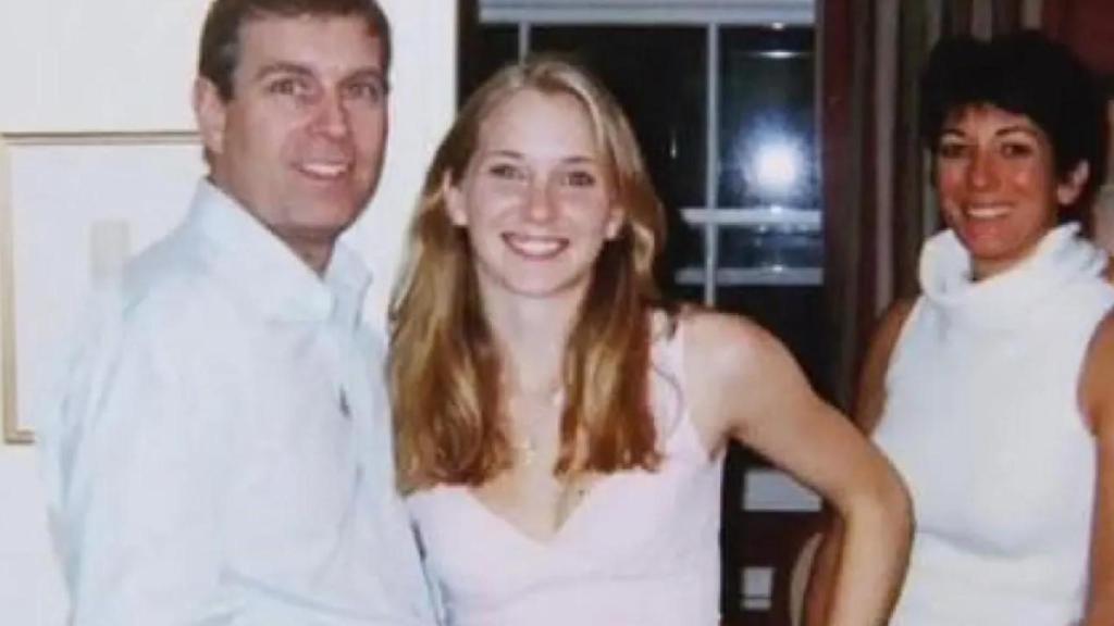 Virginia Giuffre junto al príncipe Andrés y Ghislaine Maxwell.