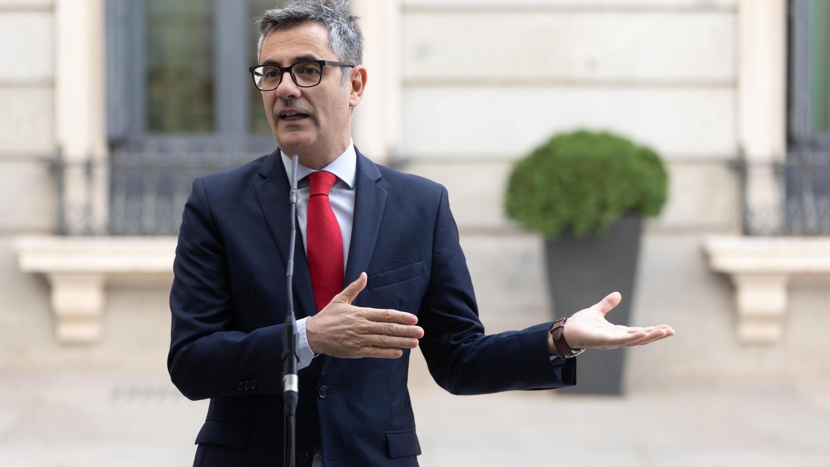 El ministro de Presidencia, Félix Bolaños, atiende a los medios ayer, lunes.