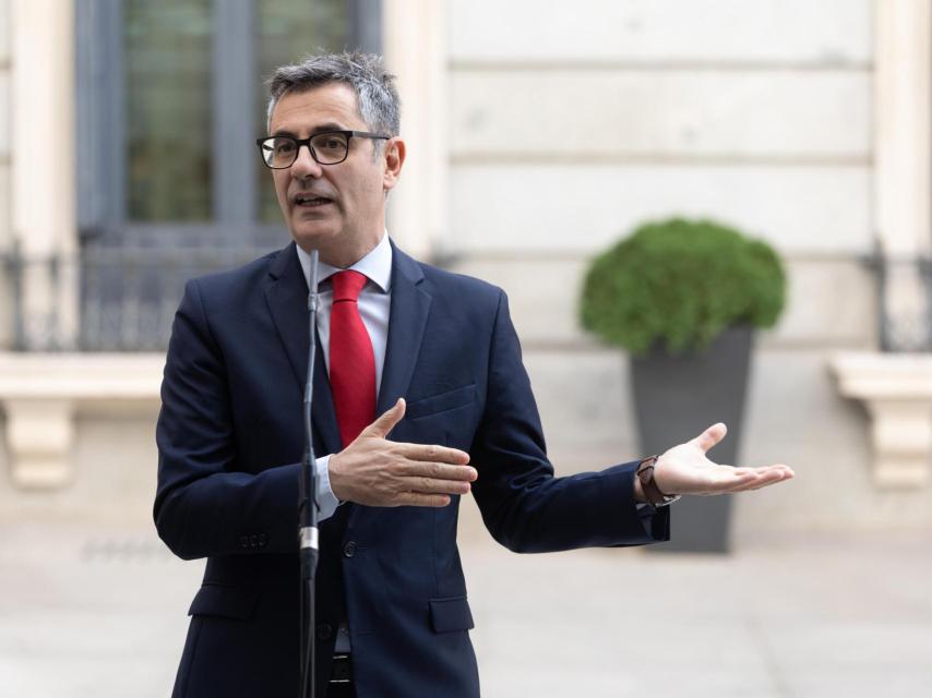 El ministro de Presidencia, Félix Bolaños, atiende a los medios.