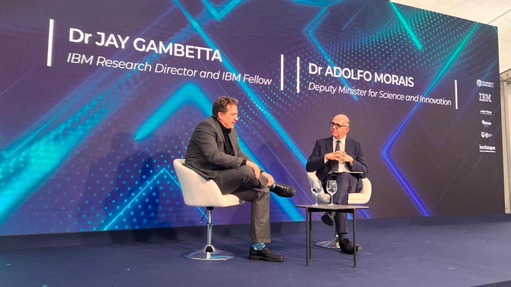 Jay Gambetta, director de IBM Research, a la izquierda, en conversación con Adolfo Morais, viceconsejero de Ciencia e Innovación del Gobierno Vasco.
