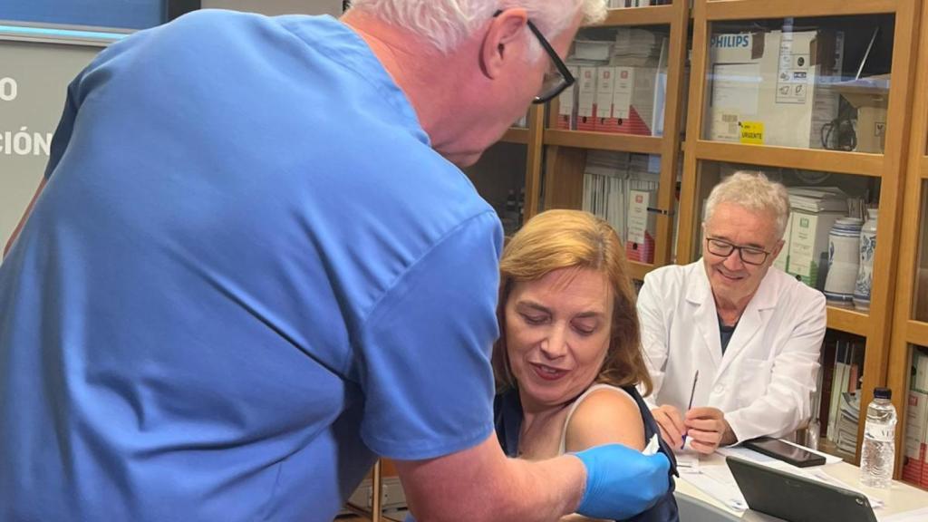La Directora General de Salud Pública, Nuria Gayán, vacunándose de la gripe.