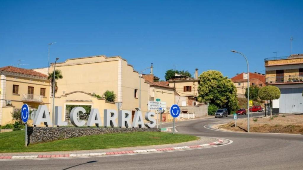 Una rotonda de acceso al pueblo de Alcarràs (Lérida) donde residen los padres de Alice.