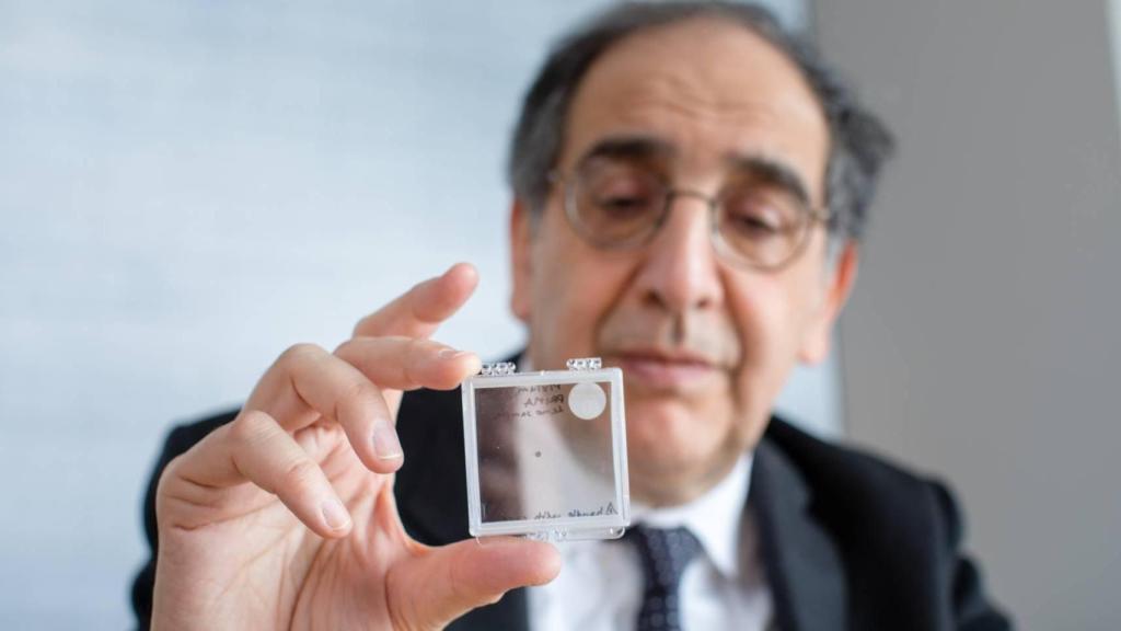 El Dr. José-Alain Sahel sostiene el chip en un estuche transparente. UPMC