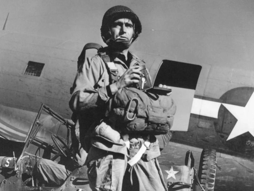 Robert Capa antes de lanzarse en paracaídas sobre Alemania con las fuerzas americanas.
