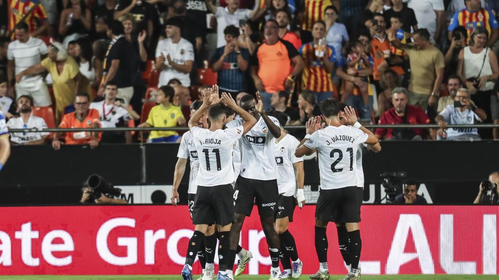 Mouctar Diakhaby celebra un gol con los jugadores del Valencia