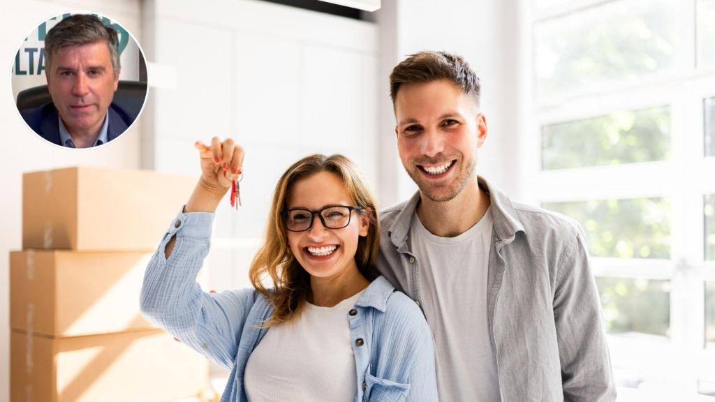 El experto, Ricardo Gulias, y una pareja estrenando una vivienda.