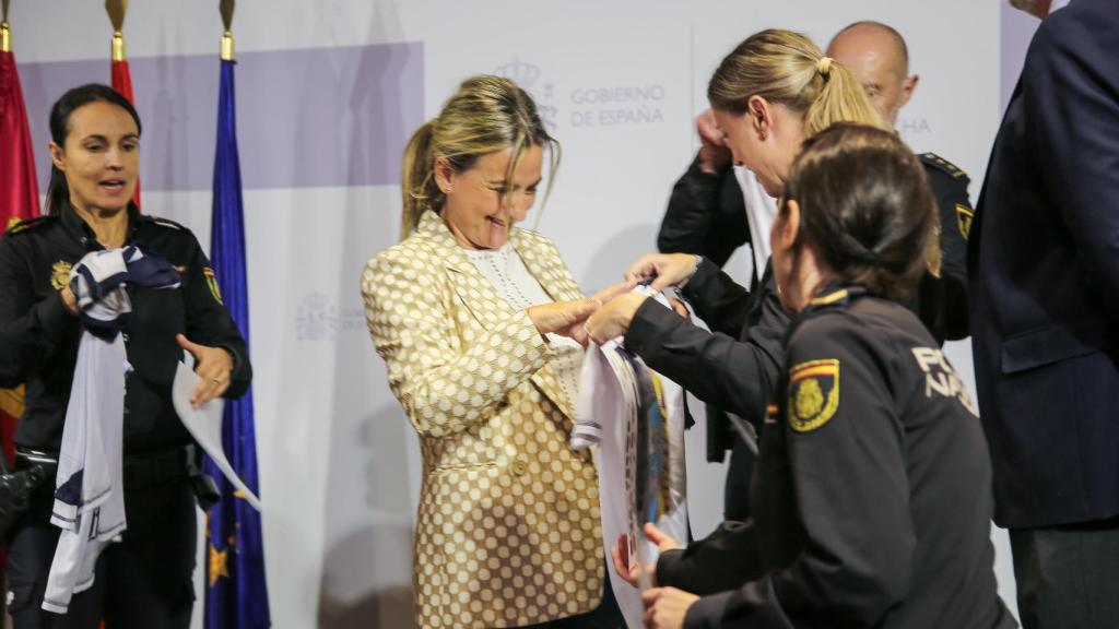 Milagros Tolón recibe la camiseta de la cita deportiva, que se celebrará el 2 de noviembre.