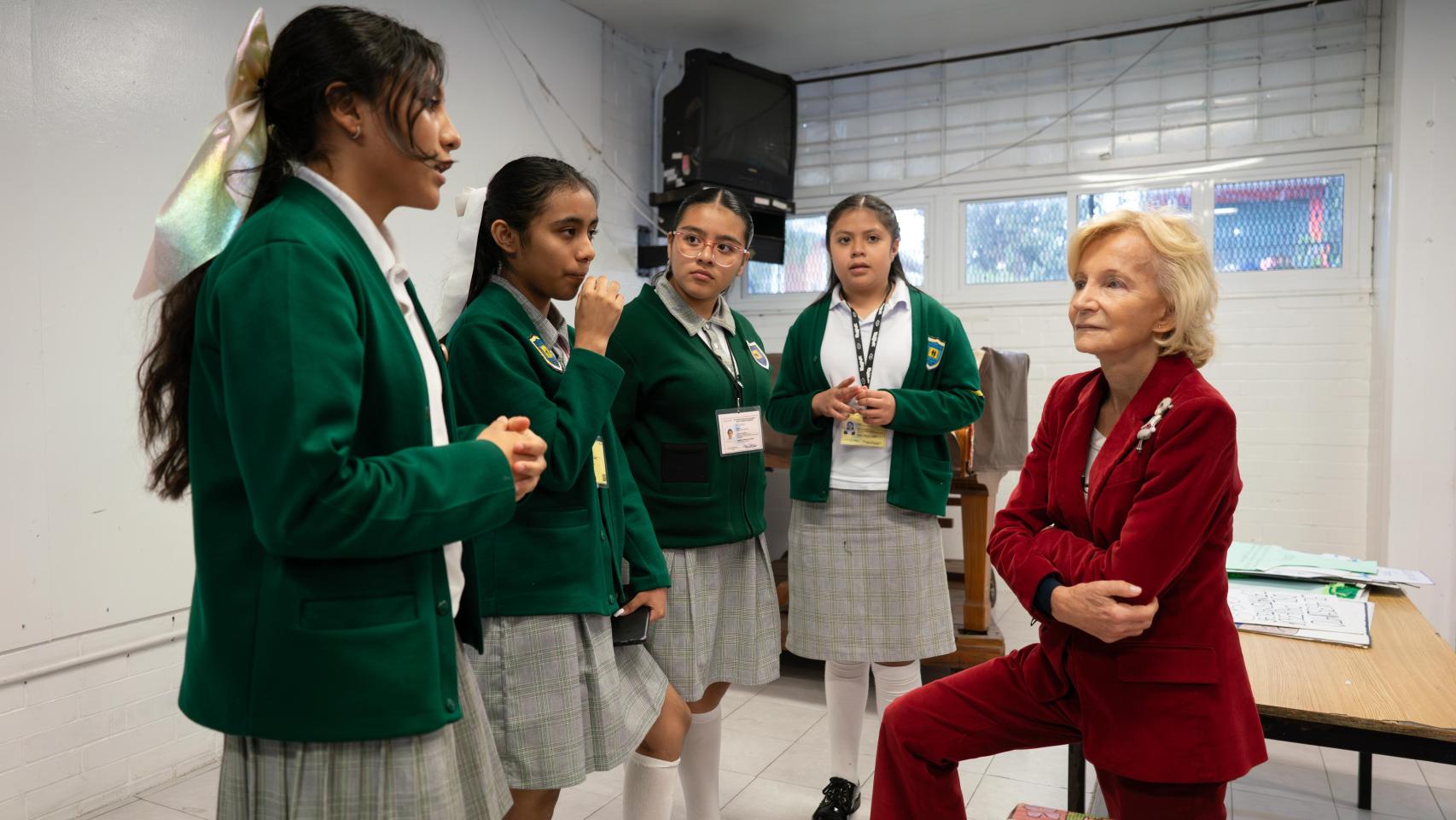 La presidenta de Fundación Abertis, Elena Salgado, con varias alumnas de una escuela mexicana.