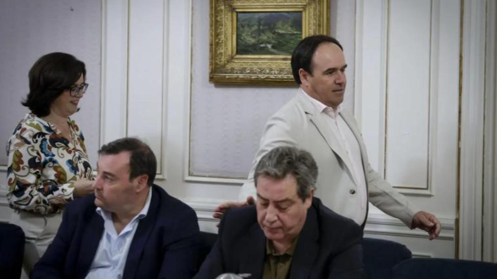 El portavoz del PP en Les Corts, Juanfran Pérez Llorca, saluda al portavoz de Vox, José María Llanos. José Cuéllar / Corts