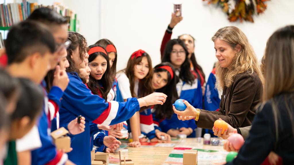 Georgina Flamme, directora de Fundación Abertis, junto a niñas beneficiarias del programa STEM